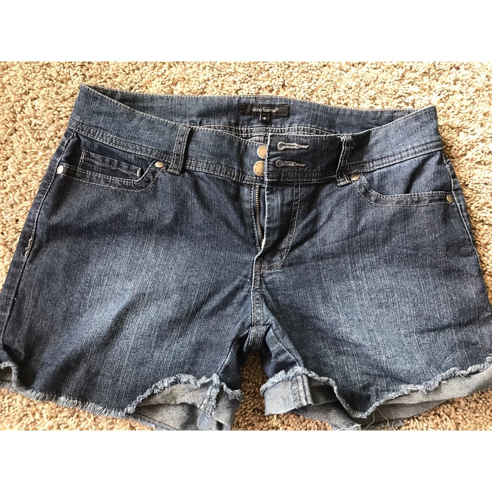 Daisy Fuentes Shorts Woman's Size 4 Blue Denim Frayed Cuff